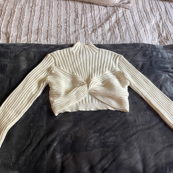 White sweater, from Julie’s boutique in a size large - Picture 2 of 4